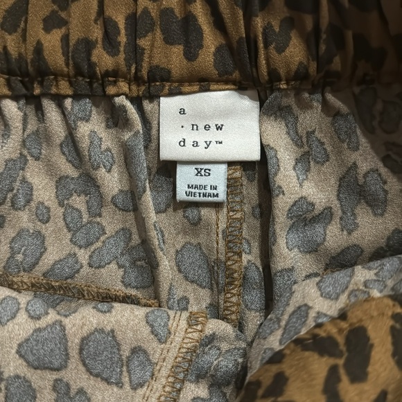 Cheetah print shorts - Picture 3 of 3